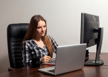 Retoucher ofiste çalışıyor