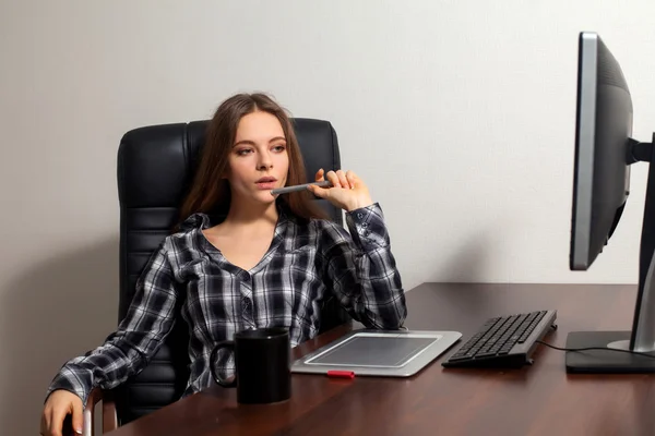 Retoucher trabalha no escritório — Fotografia de Stock