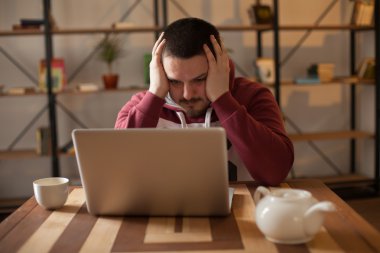 Adam düşünüyor bir şey hakkında