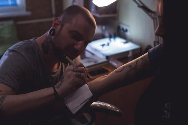 Tattooer makes scetch — Stock Photo, Image