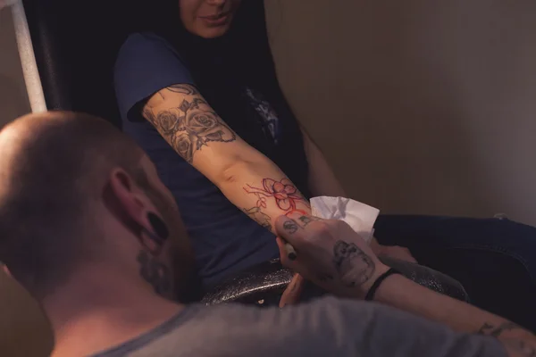 Tattooer dělá scketch — Stock fotografie