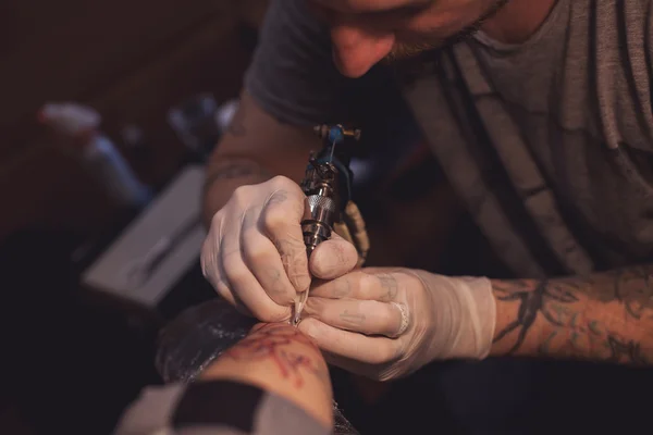 Tattoer usando máquina de tatuaje — Foto de Stock