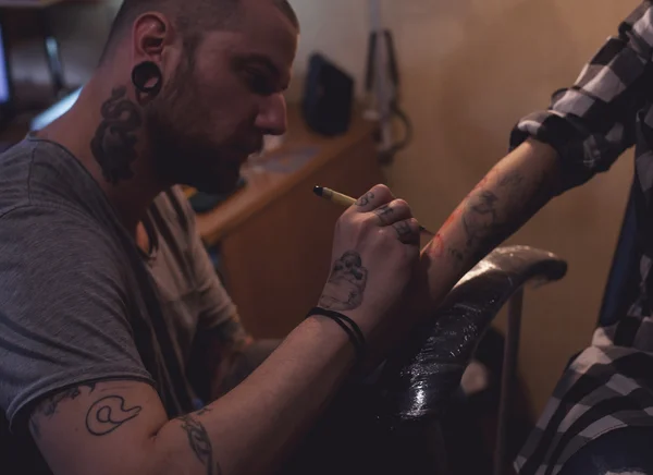 Tattooer faz scketch — Fotografia de Stock