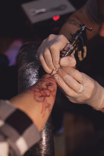 Tatoeëerder werkt in salon — Stockfoto