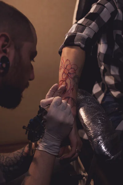 Tatuaż artysta pracuje w salonie — Zdjęcie stockowe