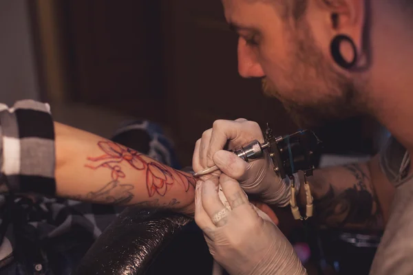 Tetovací umělec pracuje v salónu — Stock fotografie