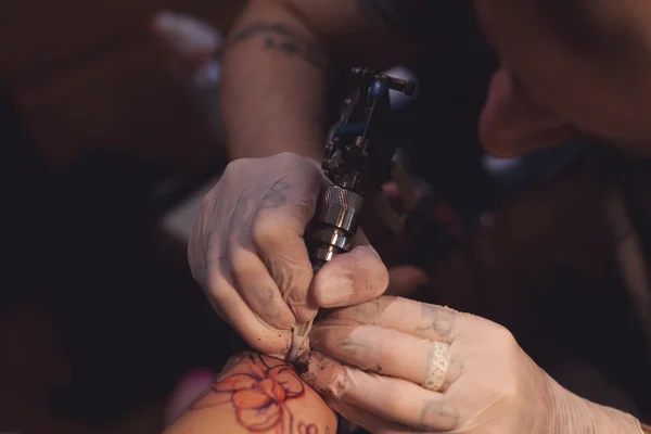 Tatuagem artista trabalha no salão — Fotografia de Stock