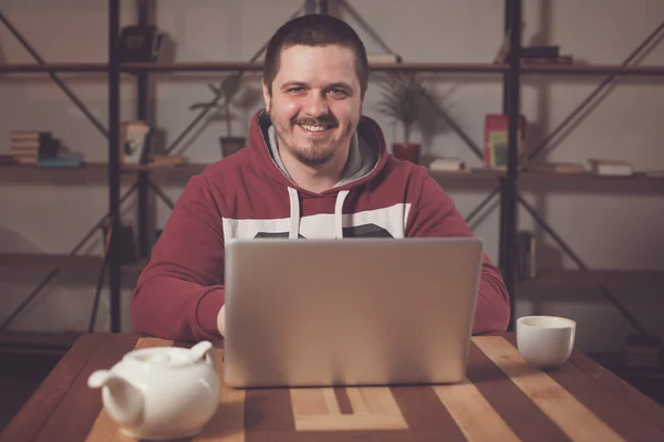 Man is gelukkig en met laptop — Stockfoto