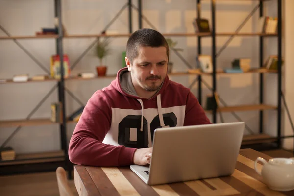 Man met grijs laptop — Stockfoto
