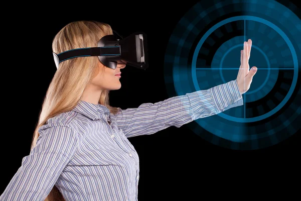 Mujer en auriculares de realidad virtual — Foto de Stock