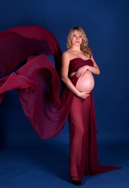 Donna incinta in abito rosso — Foto Stock