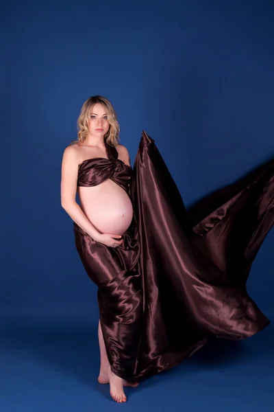 Terhes nő, barna ruhában — Stock Fotó