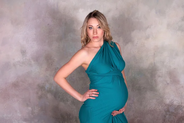 孕妇在蓝色的裙子 — 图库照片