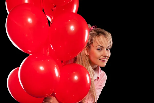 Vacker kvinna i blus med röda ballonger — Stockfoto