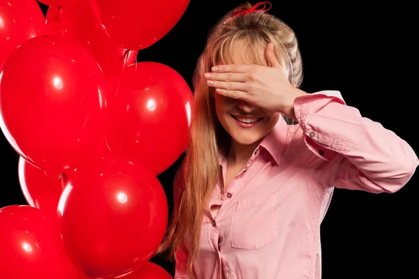 Красива жінка в блузці з червоними кульками — стокове фото