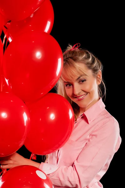 Jolie femme en chemisier avec des ballons rouges — Photo