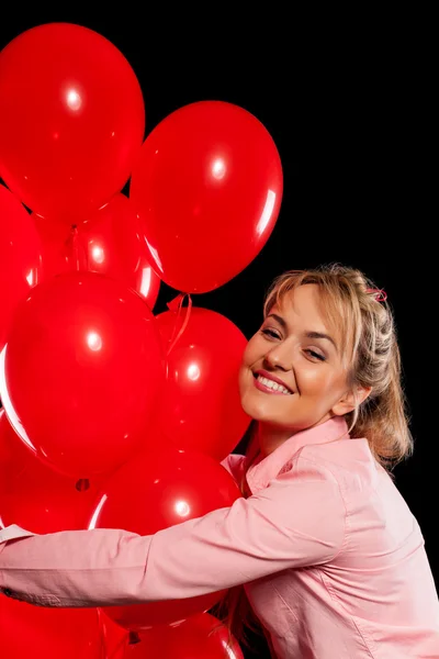 Mujer bonita en blusa con globos rojos — Foto de Stock