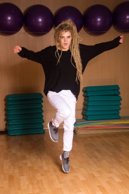 Usta dansçı dans ediyor