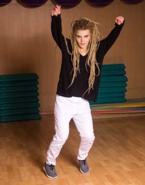 Hip-hop tarafından ustaca dans gösterilir