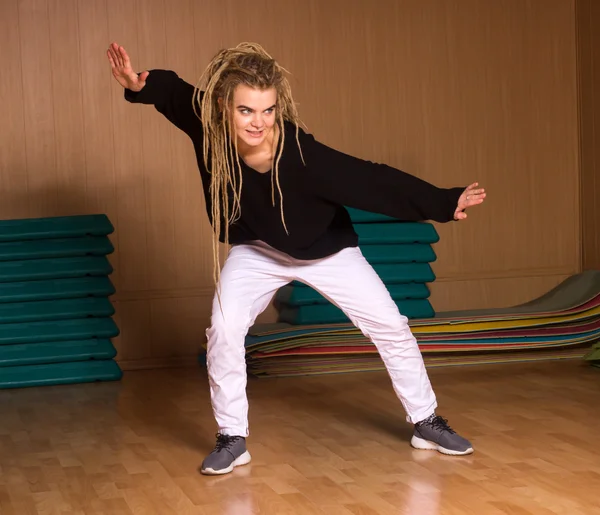 Танцівниця танцює вмілий хіп-хоп — стокове фото