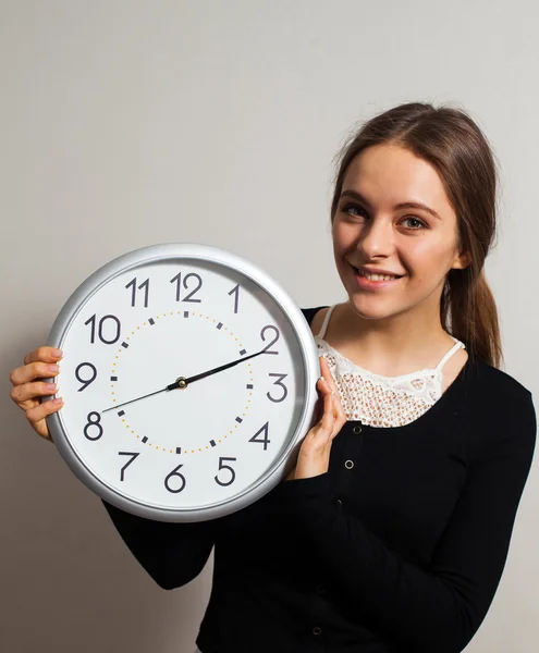 Vrouw met klok — Stockfoto