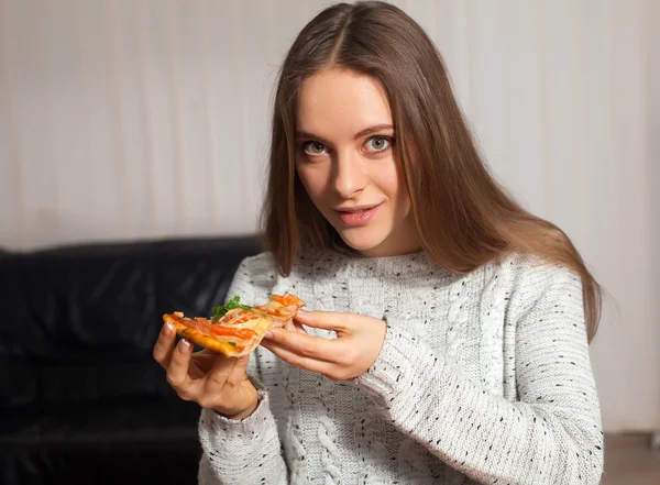 Kvinna och pizza — Stockfoto