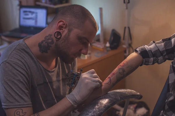 Tattooer κάνει τατουάζ για γυναίκα — Φωτογραφία Αρχείου