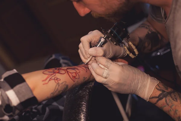 Tatoeëerder werkt in salon — Stockfoto