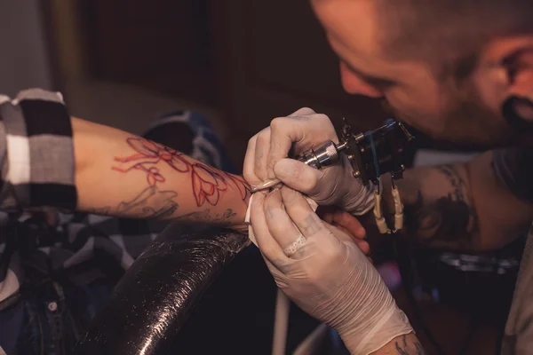 Tatoeëerder werkt in salon — Stockfoto