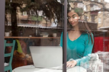 Penceresinde freelancer yazarak