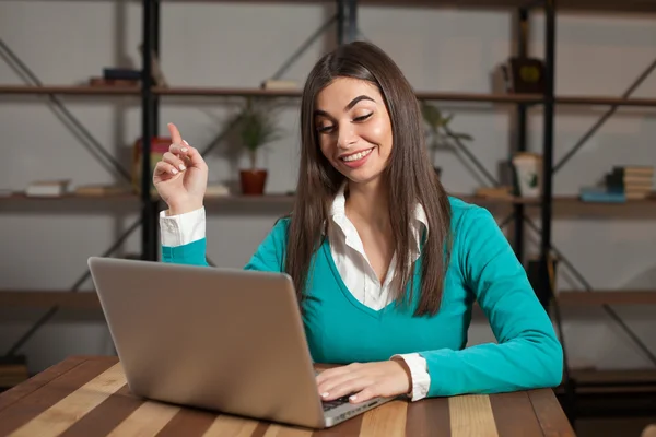 Smilling freelancer at the table — Stock Photo, Image