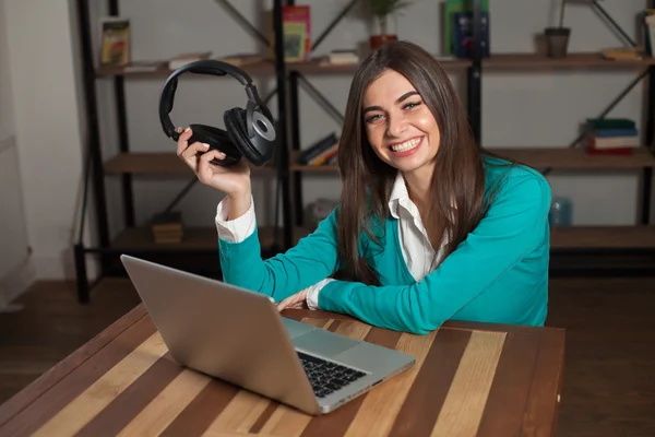 Vrouw lacht met hoofdtelefoon — Stockfoto