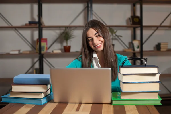 Frau lächelt auf Laptop — Stockfoto