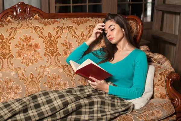 Frau mit Karo und Buch — Stockfoto