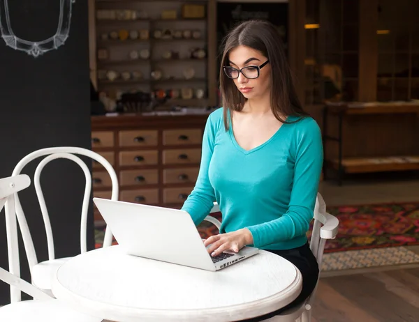 Kadın laptop ile mavi