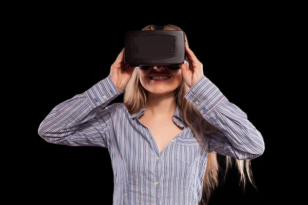 Femme en réalité virtuelle casque — Photo