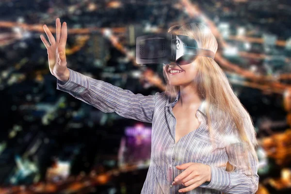 Mulher em fone de ouvido realidade virtual — Fotografia de Stock