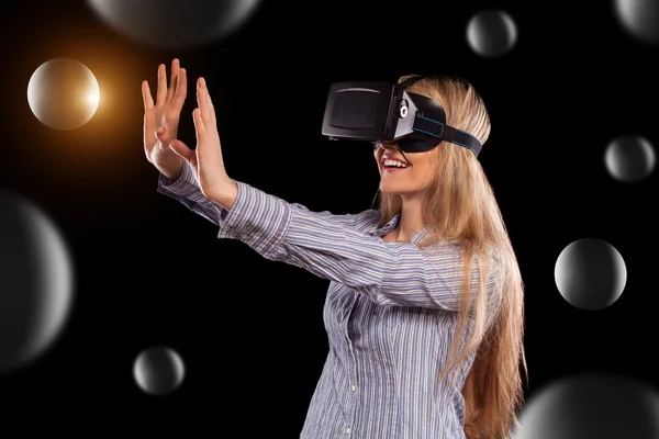 Mujer en auriculares de realidad virtual — Foto de Stock