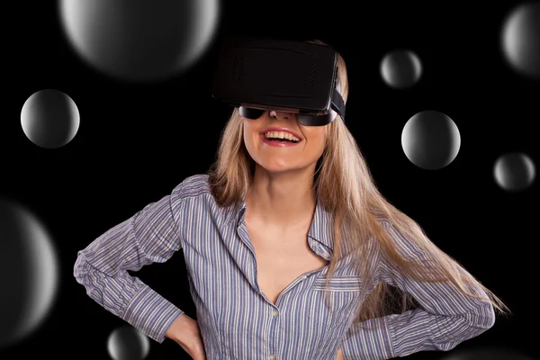 Žena ve sluchátkách virtuální reality — Stock fotografie