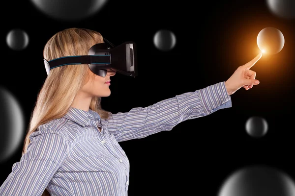 Женщина в гарнитуре виртуальной реальности — стоковое фото