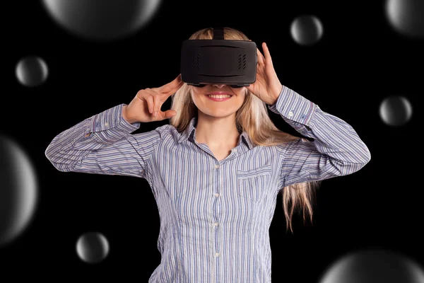 Mulher em fone de ouvido realidade virtual — Fotografia de Stock