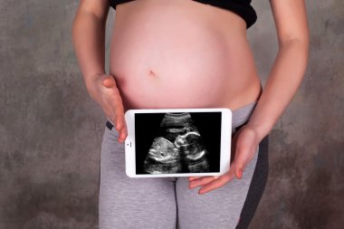 Hamile karnına ve ultrason fotoğraf