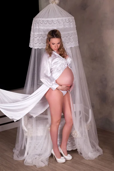 Mulher grávida em roupão de vestir — Fotografia de Stock
