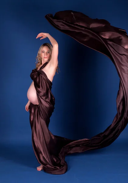 Zwangere vrouw in bruin jurk — Stockfoto