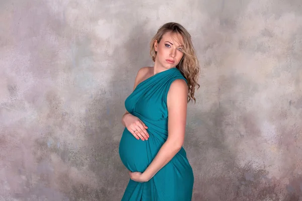 Kobieta w ciąży w niebieska sukienka — Zdjęcie stockowe