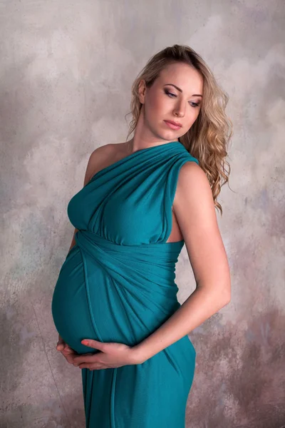 Gravid kvinna i blå klänning — Stockfoto