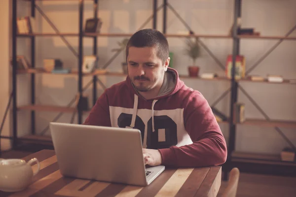 Muž s šedou laptop — Stock fotografie