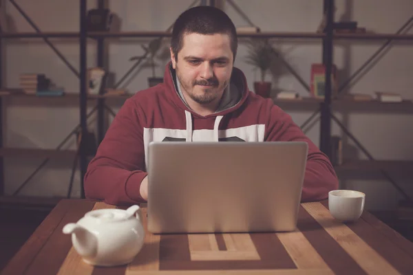 L'homme à la table — Photo