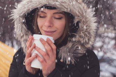 Sıcak içecek içen kadın.