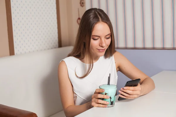 Woman with cellphone — Stock Photo, Image